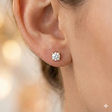 Пусеты из желтого золота с бриллиантом