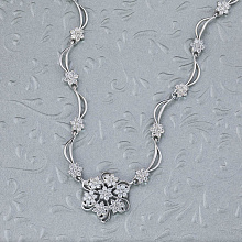 Колье из белого золота с бриллиантами