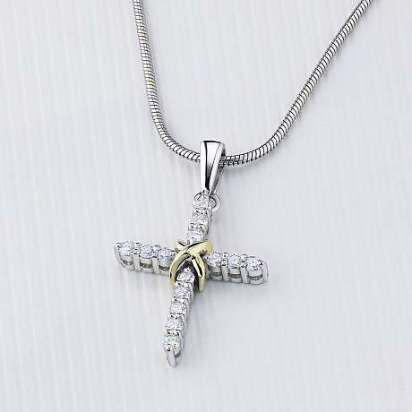 Подвеска из комбинированного золота с бриллиантами