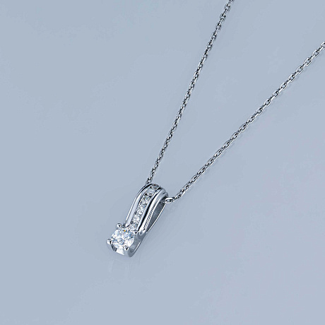 Классическая подвеска из белого золота