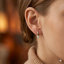 Серьги из белого золота с бриллиантом