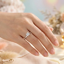 Кольцо из белого золота с бриллиантом