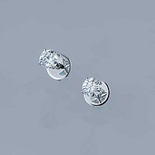 Пусеты из белого золота с бриллиантом