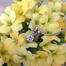 Подвеска из белого золота с бриллиантом