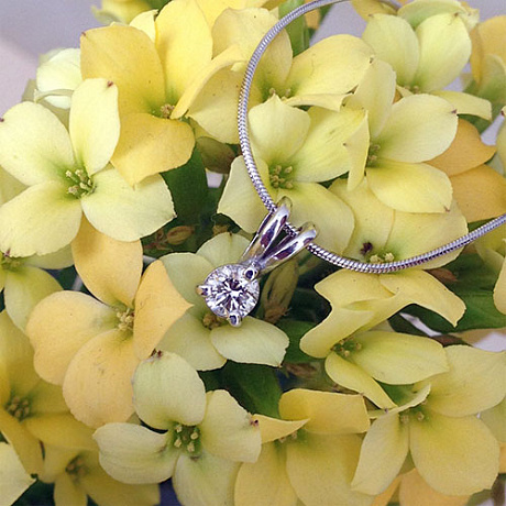 Подвеска из белого золота с бриллиантом