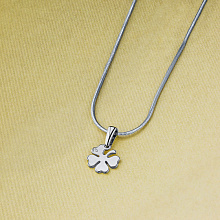 Подвеска из белого золота с бриллиантом