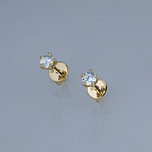 Пусеты из желтого золота с бриллиантом