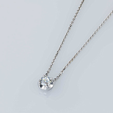 Колье из белого золота с бриллиантом